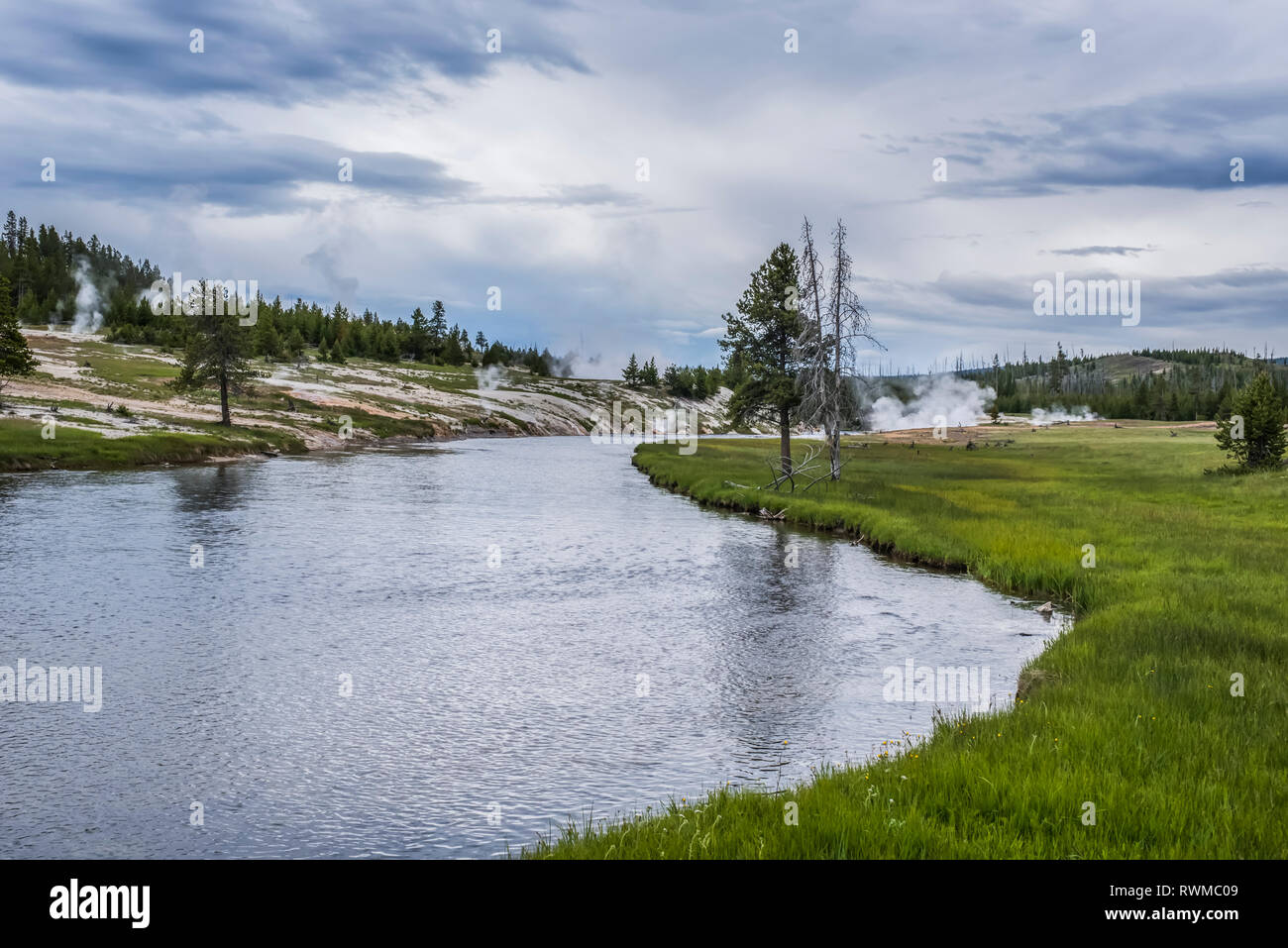 Tranquillo fiume e di erba sotto un cielo nuvoloso, il Parco Nazionale del Grand Teton; Wyoming, Stati Uniti d'America Foto Stock