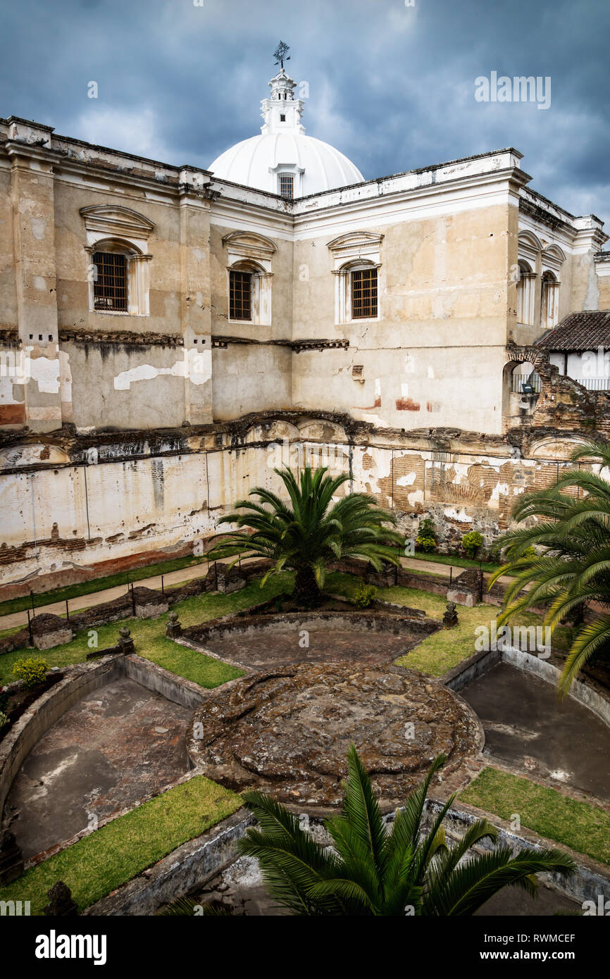 Chiesa di San Francisco el Grande con la croce nel cortile e sole, Antigua, Guatemala Foto Stock