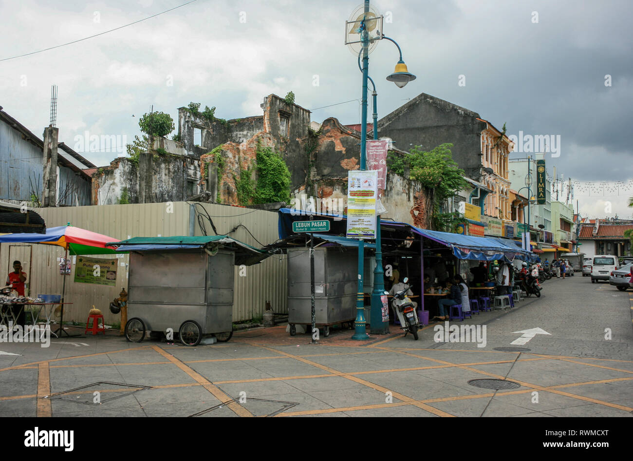 Scena di strada a Lebuh Pasar, Georgetown, Penang, Malaysia Foto Stock