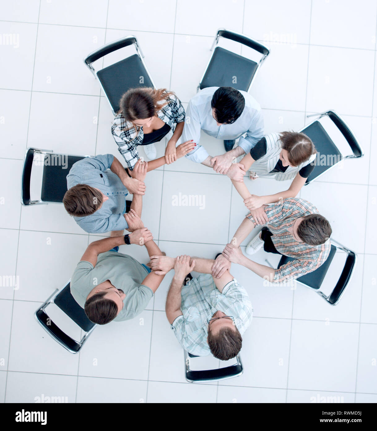Vista superiore.creative business group piegato fuori delle mani di un cerchio Foto Stock