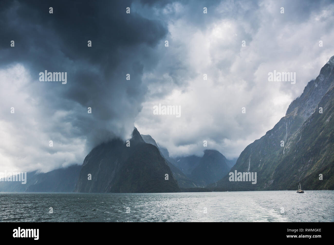 Drammatica nuvole sopra le montagne di Milford Sound, Nuova Zelanda Foto Stock