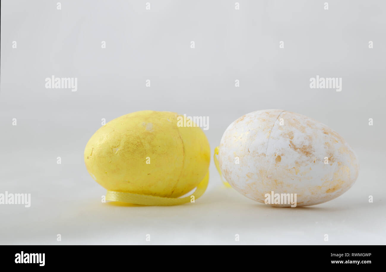 Dipinto di Golden le uova di pasqua su sfondo bianco Foto Stock