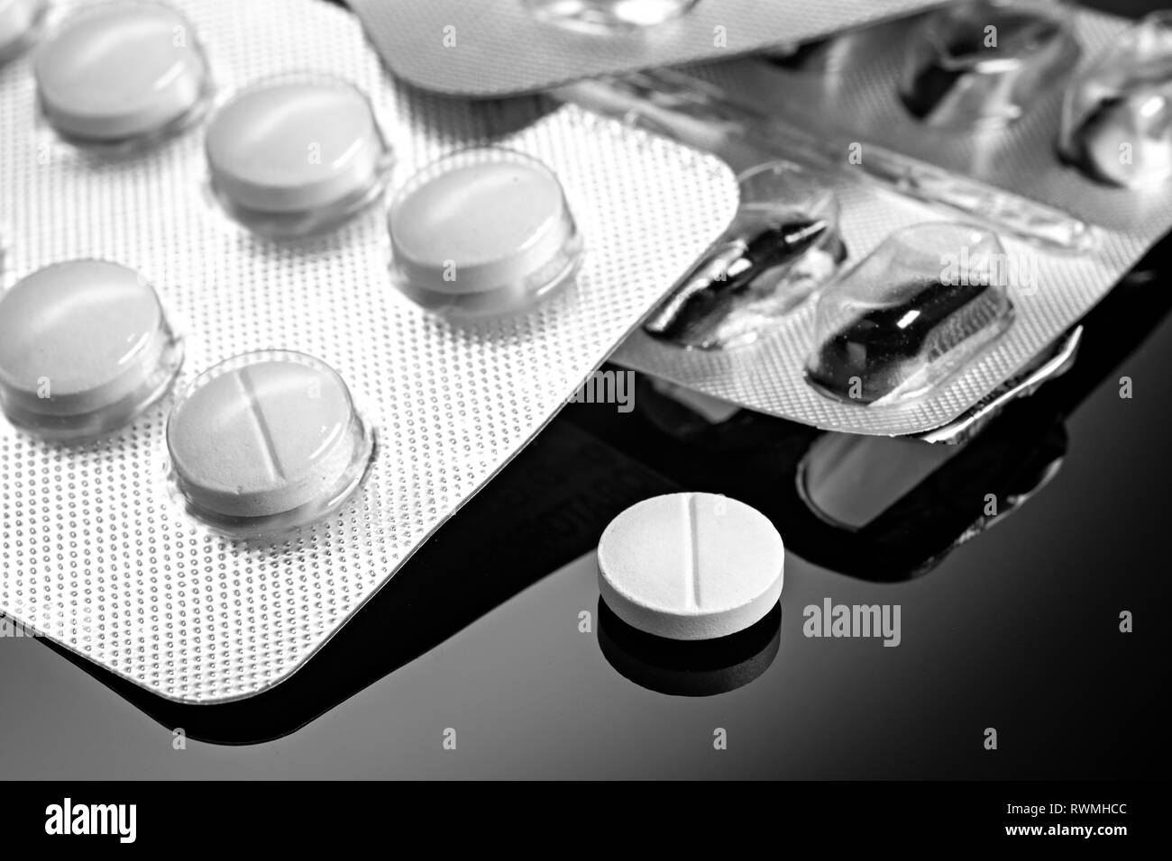 Medicina, sanità e farmacia concetto. Confetti e compresse in blister Foto Stock