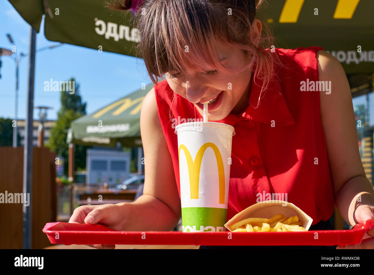 KALININGRAD, RUSSIA - circa settembre, 2018: giovane donna al ristorante McDonald's. Foto Stock