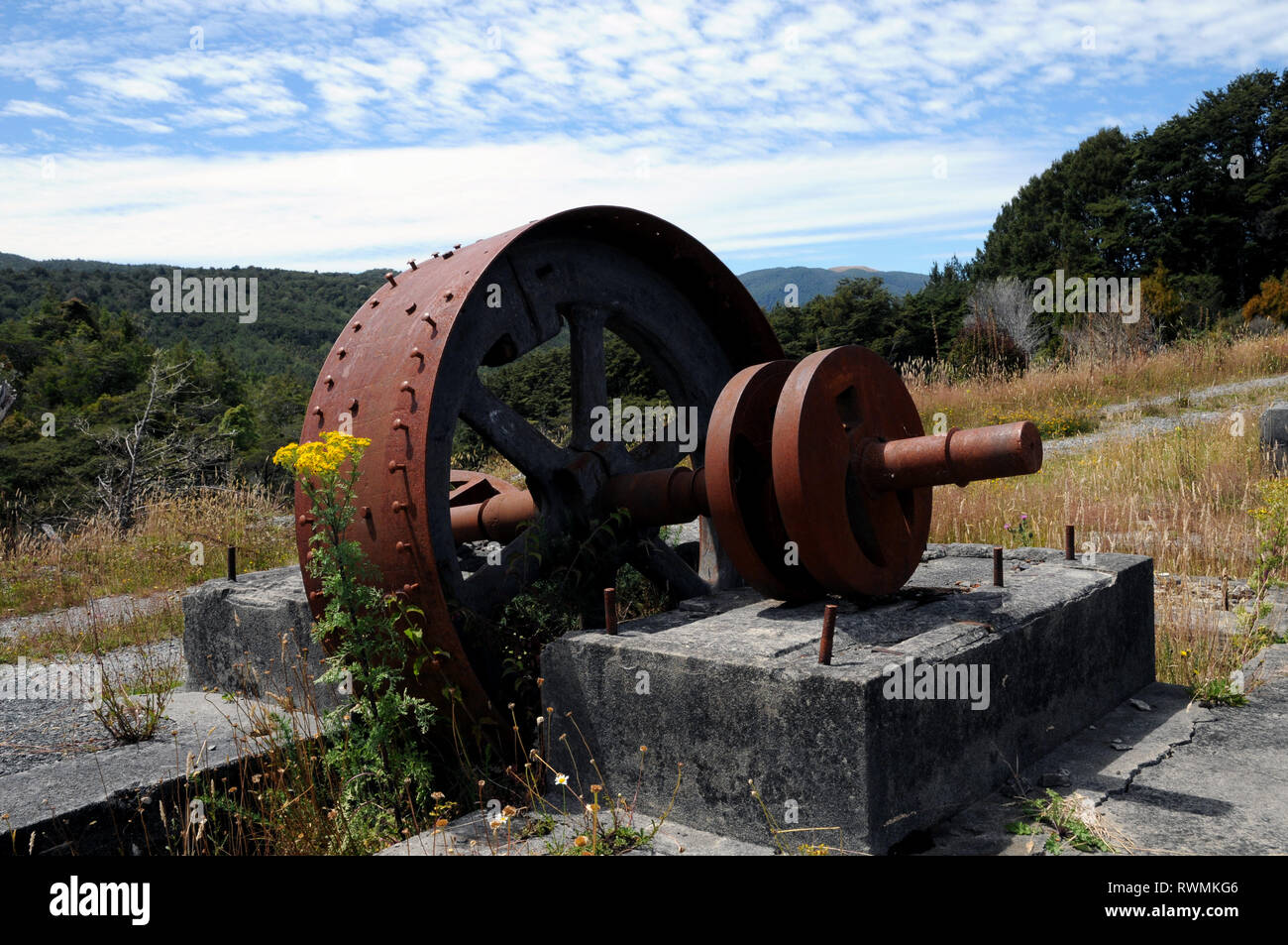 Resta industriale presso il sito della vecchia miniera di divieto nei pressi ormai città fantasma di Waiuta in occidente coatal regione del New Zealands Isola del Sud Foto Stock