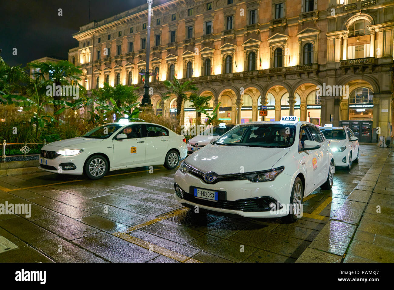 Taxi milano immagini e fotografie stock ad alta risoluzione - Alamy