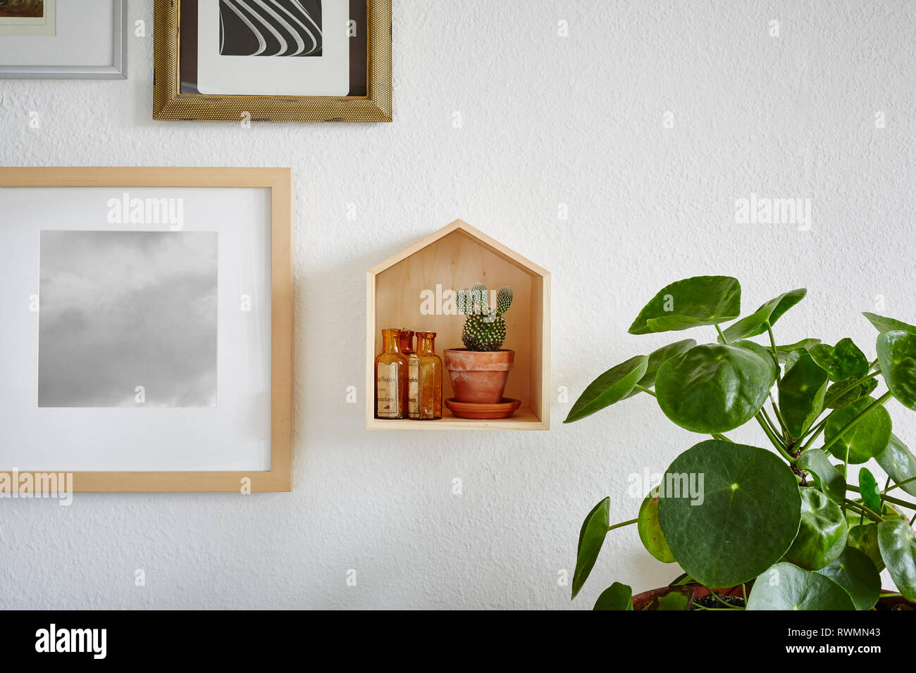 Salon appendere la decorazione parietale con cactus e casa in legno Foto Stock