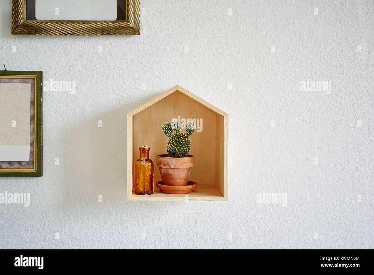 Casa in legno con il cactus in esso decorazione moderna Foto Stock