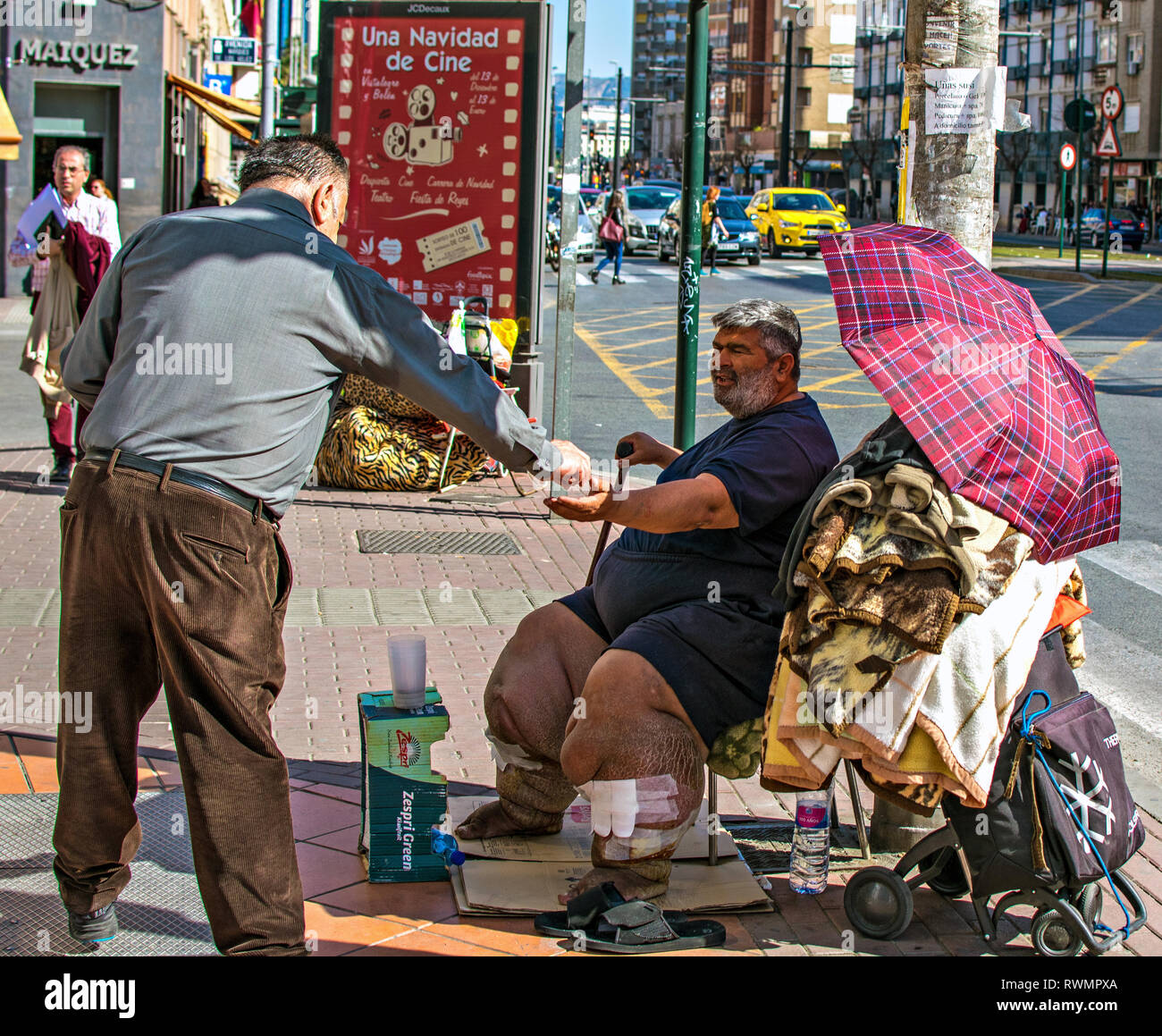 Murcia / Spagna - 4 Marzo - 2019: povero uomo malsano chiedendo l elemosina in strada di Murcia, Spagna. L uomo dà soldi ai poveri. Foto Stock