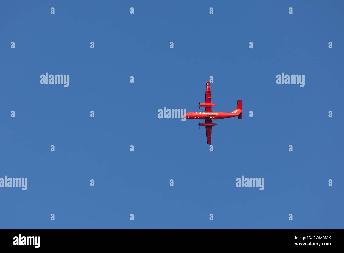 Rosso di un aereo su un cielo blu chiaro Foto Stock
