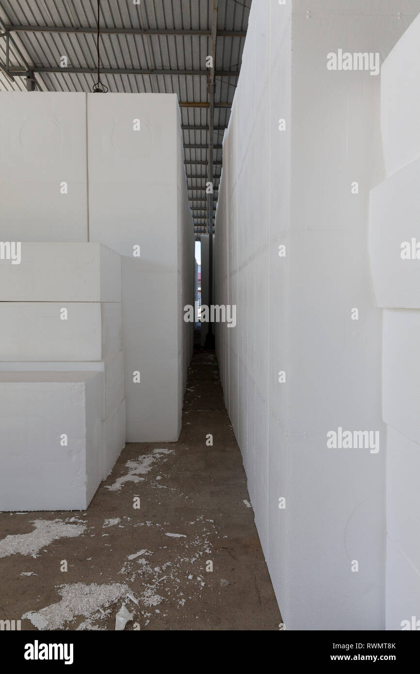 Grandi blocchi di polistirolo espanso in un magazzino, abstarct scena di sfondo Foto Stock
