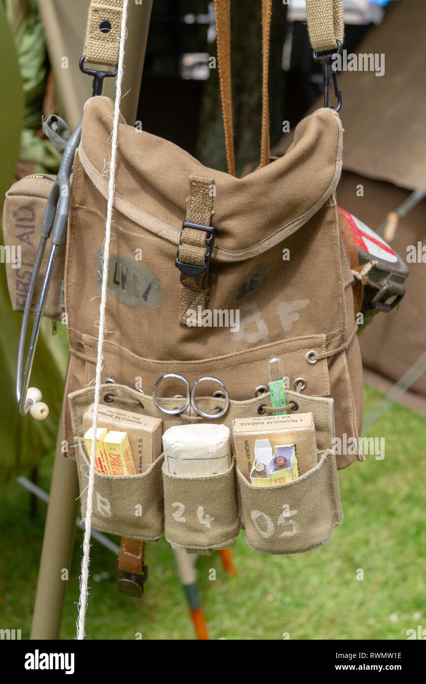 Una guerra mondiale i due giorni (replica?) US Army Medical kit in un D-Day set di ricostruzione fino a Sainte-Marie-du-Mont, Normandia, Francia. Foto Stock