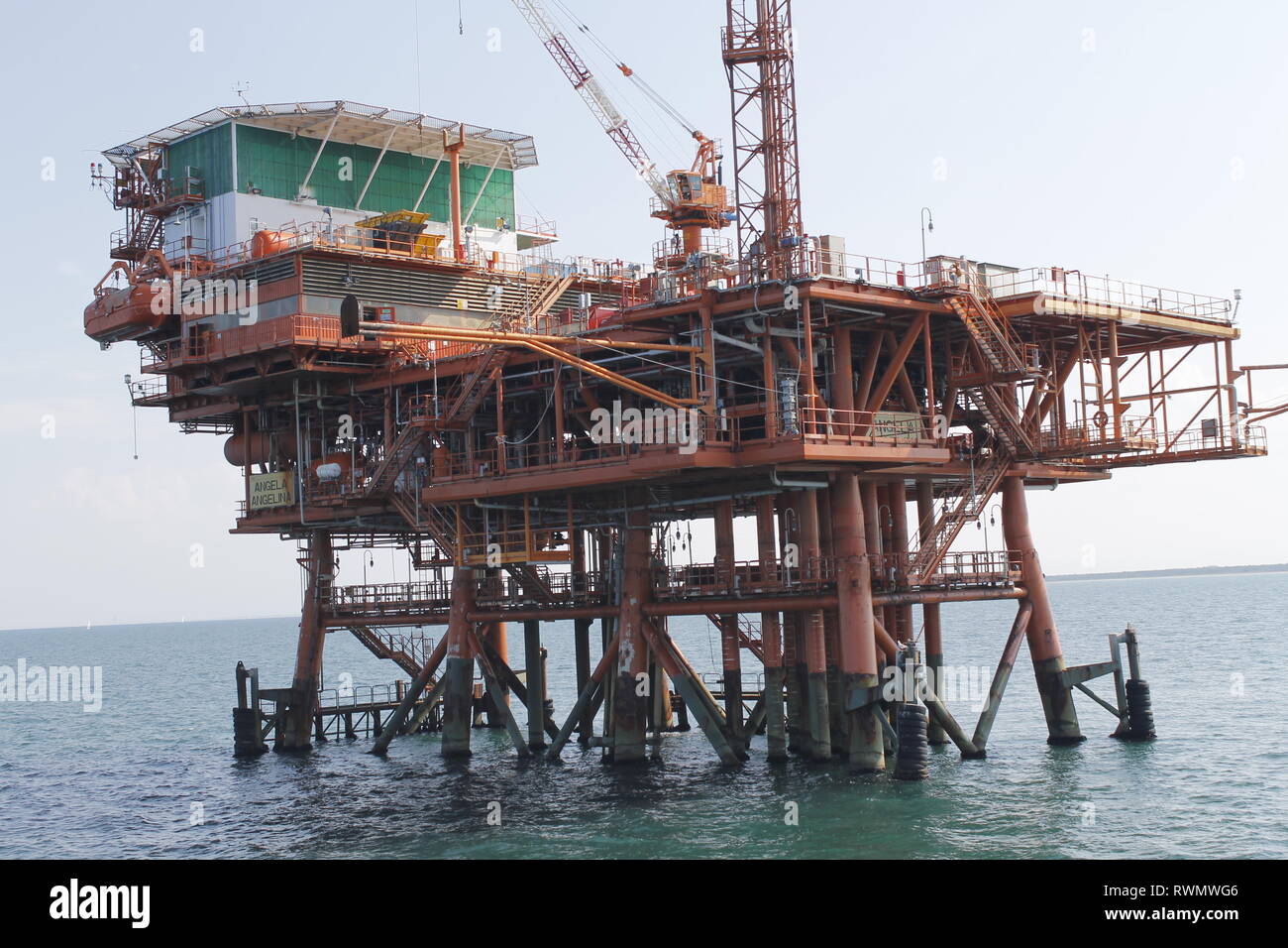 Offshore Oil e piattaforma di gas sull'oceano Foto Stock