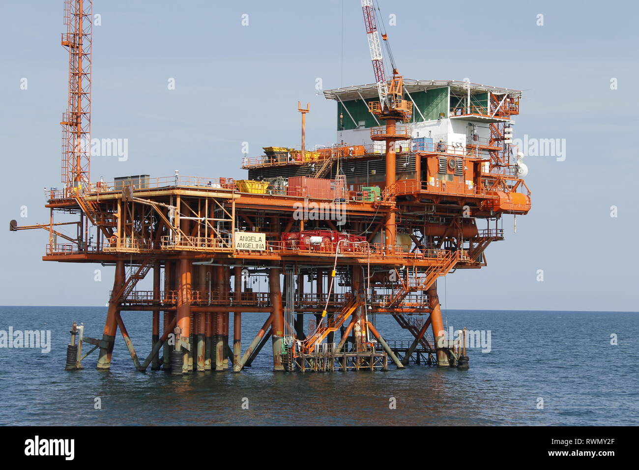 Offshore Oil e piattaforma di gas sull'oceano Foto Stock