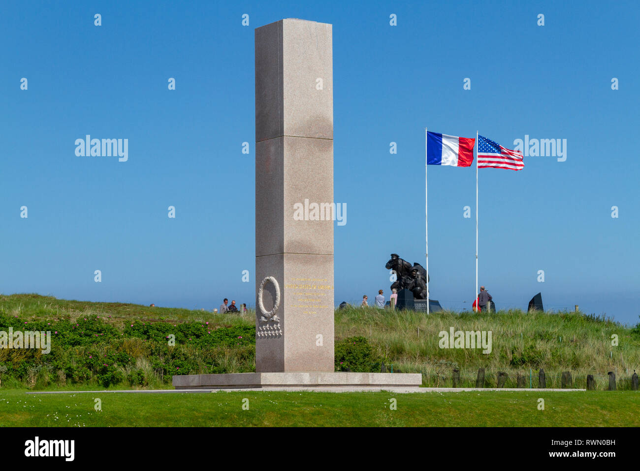 La Utah Beach American Memorial con la US Navy Memorial e Flags of America & Francia dietro, Utah Beach, Normandia, Francia. Foto Stock