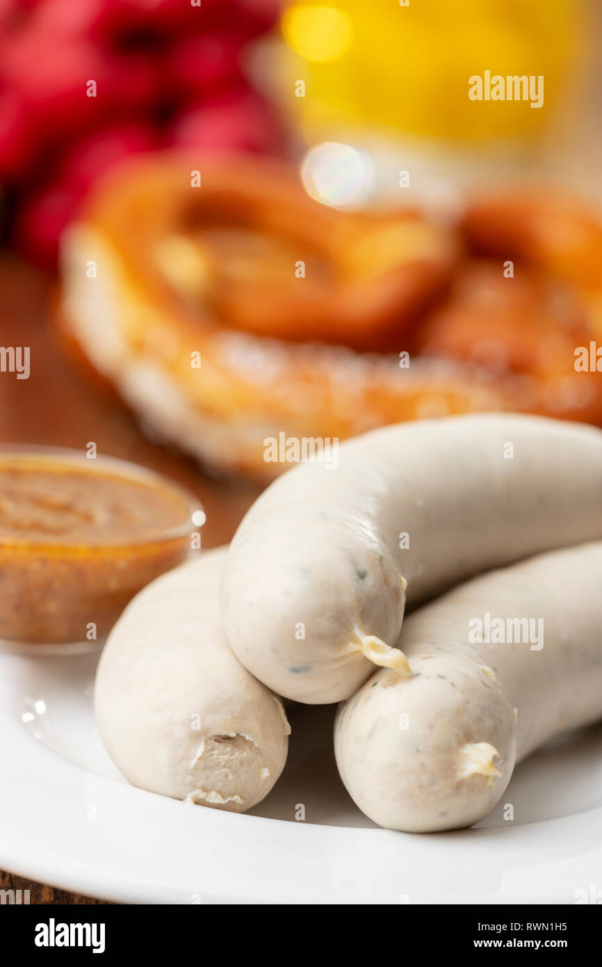 Bavarese di salsiccia bianca con pretzel Foto Stock