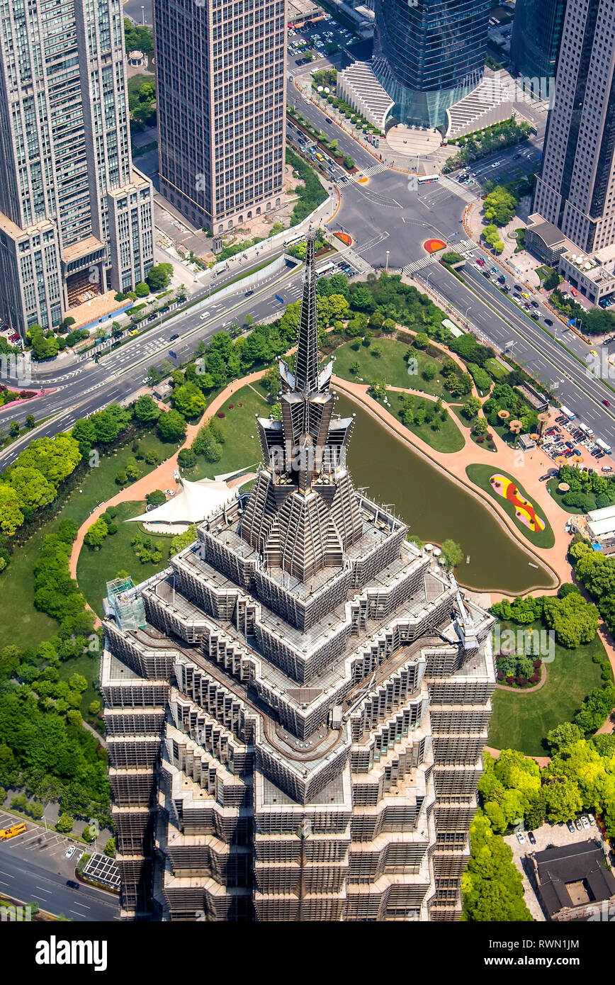 Guardando verso il basso sulla Torre di Jin Mao un punto di riferimento dei grattacieli di Pudong New Area. Pedoni e traffico look piccolo per le strade di seguito. Shanghai, Cina. Foto Stock