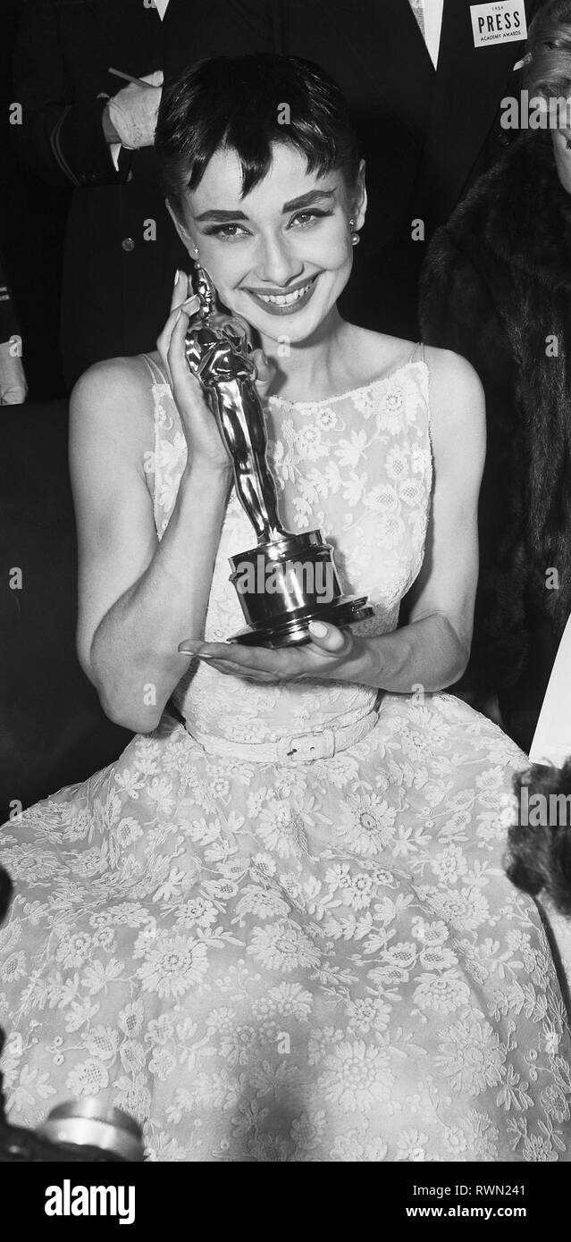 Audrey Hepburn indossando un bianco abito floreale da Hubert de Givenchy alla XXVI edizione Academy Awards tenutosi presso la NBC Century Theatre di New York City il 25 marzo 1954. Hepburn si è aggiudicato il premio per la migliore attrice per "Vacanze Romane" Riferimento File # 33751 476THA Foto Stock