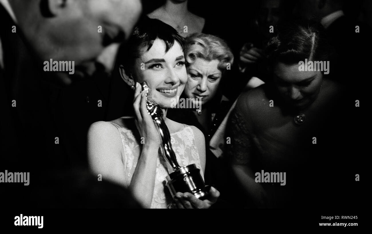 Audrey Hepburn indossando un bianco abito floreale da Hubert de Givenchy alla XXVI edizione Academy Awards tenutosi presso la NBC Century Theatre di New York City il 25 marzo 1954. Hepburn si è aggiudicato il premio per la migliore attrice per "Vacanze Romane" Riferimento File # 33751 479 THA Foto Stock