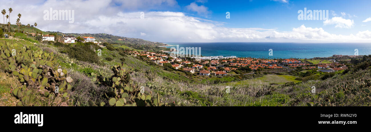 Panorama del sud della costa Californiana con dolci colline coperte da bellissime case e sbalorditive vedute dell'oceano, Rancho Palos Verdes, Califo Foto Stock