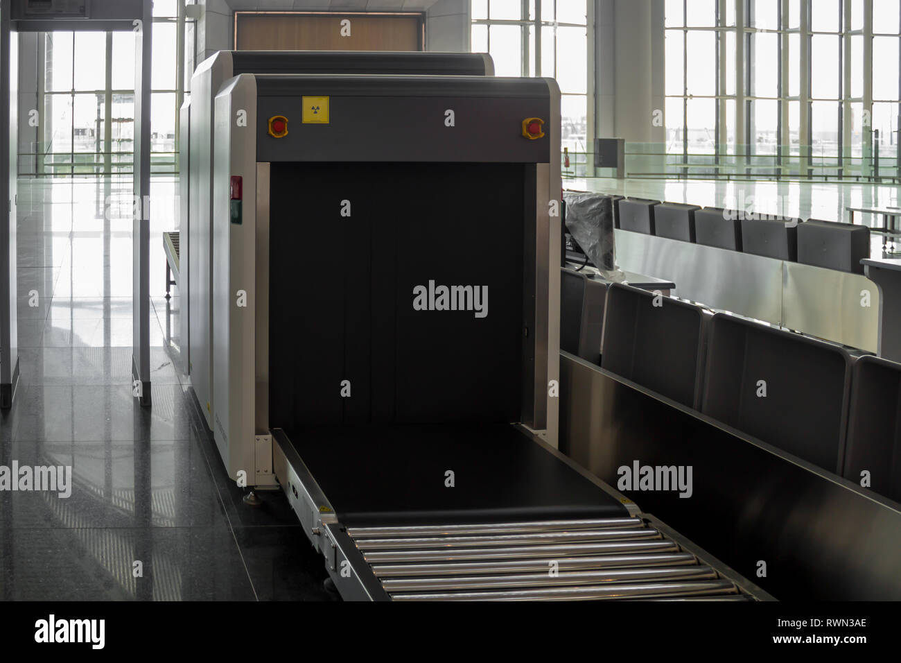 Airport Terminal bagagli macchina a raggi X per la scansione di sicurezza cerca Foto Stock