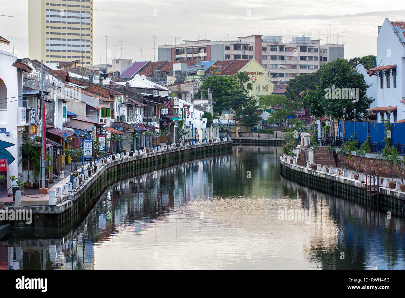 Tourist popolari negozi e caffetterie lungo il canale di Melaka, Melaka, Malaysia. Foto Stock