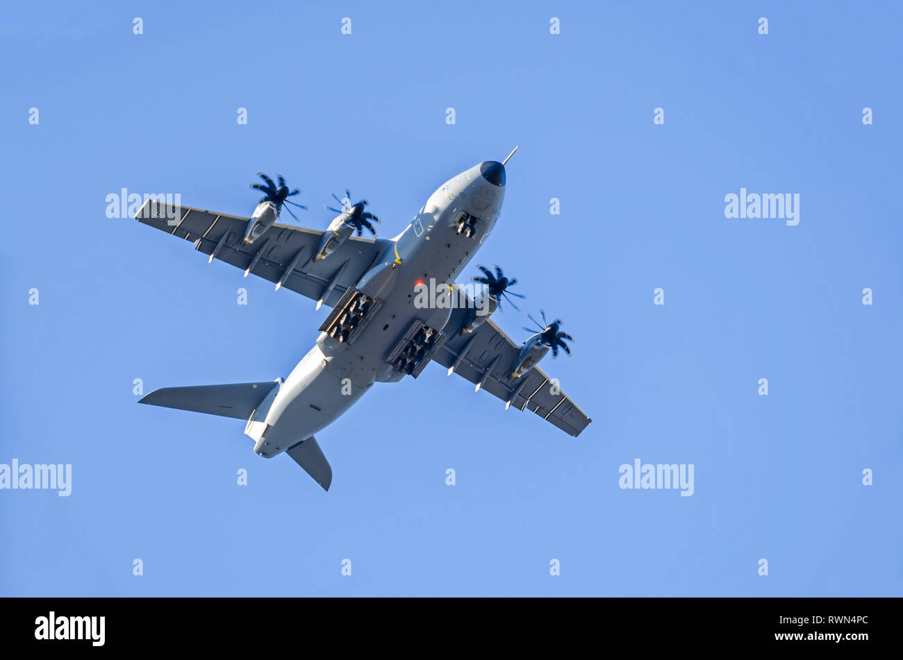 Berlino, Germania - 22 Febbraio 2019: quattro motori a turboelica i velivoli militari da trasporto (presumibilmente Airbus A-400M Atlas) in direzione della pista di atterraggio Foto Stock