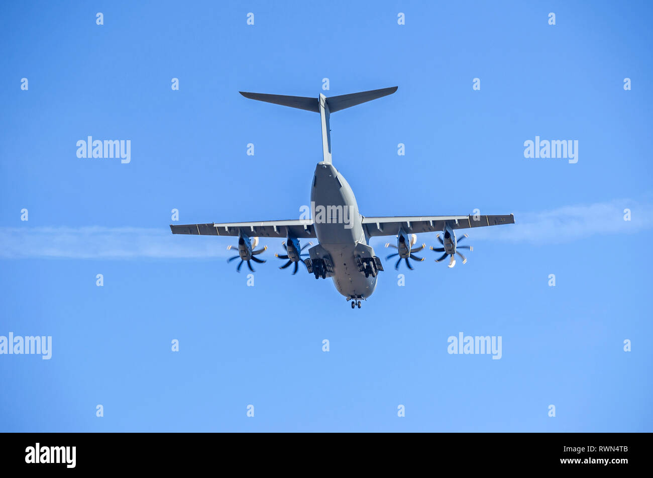 Berlino, Germania - 22 Febbraio 2019: quattro motori a turboelica i velivoli militari da trasporto (presumibilmente Airbus A-400M Atlas) in direzione della pista di atterraggio Foto Stock