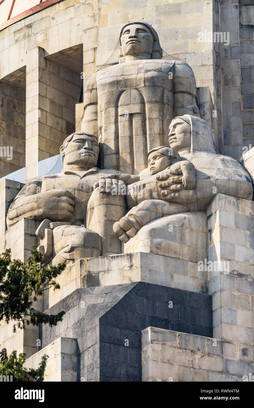 Statue indiano 1910 monumento della Rivoluzione Città del Messico Messico. Costruito nel 1932 con i resti di molti eroi rivoluzionario Foto Stock