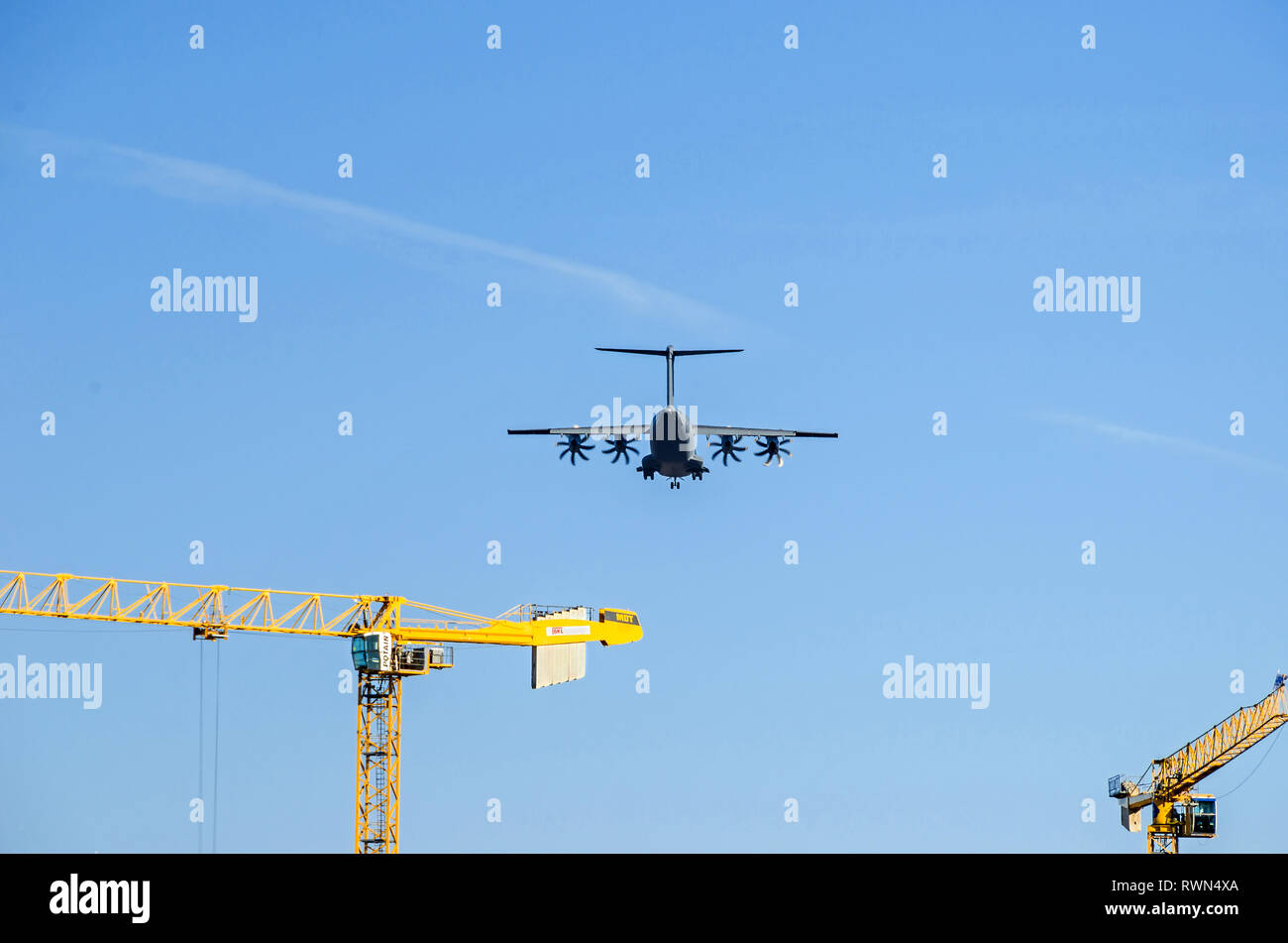 Berlino, Germania - 22 Febbraio 2019: quattro motori a turboelica i velivoli militari da trasporto (presumibilmente Airbus A-400M Atlas) in direzione della pista di atterraggio Foto Stock