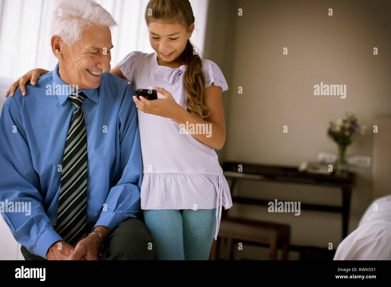 Sorridente uomo senior e la sua nipote. Foto Stock