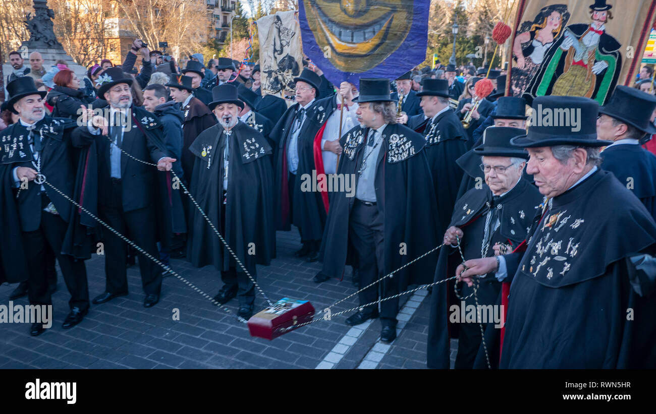 Gli uomini vestiti di nero visto con la bara della sardina durante  l'evento. Il tradizionale "Funerale della Sardina" è una cerimonia che si  svolge a Madrid per contrassegnare la fine del Carnevale