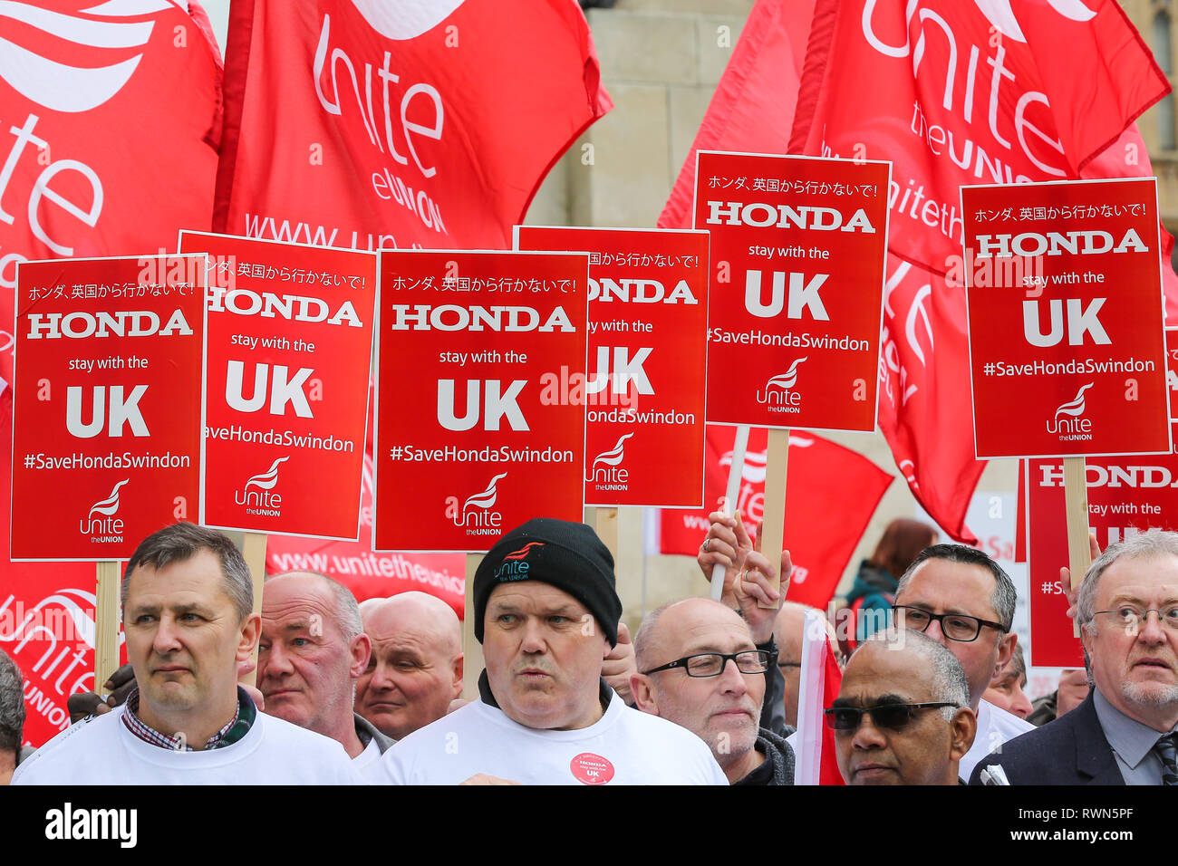 I dimostranti sono visti tenendo cartelli e bandiere durante la protesta. Centinaia di auto Honda protesta dei lavoratori fuori sede del Parlamento, lobby e i membri del Parlamento per salvare lo stabilimento di Swindon. La società ha fatto un annuncio che il mese scorso la pianta sarà vicino dal 2021, con la perdita di 3.500 posti di lavoro ed eventualmente 12.000 posti di lavoro o di più in tutto il paese. Foto Stock