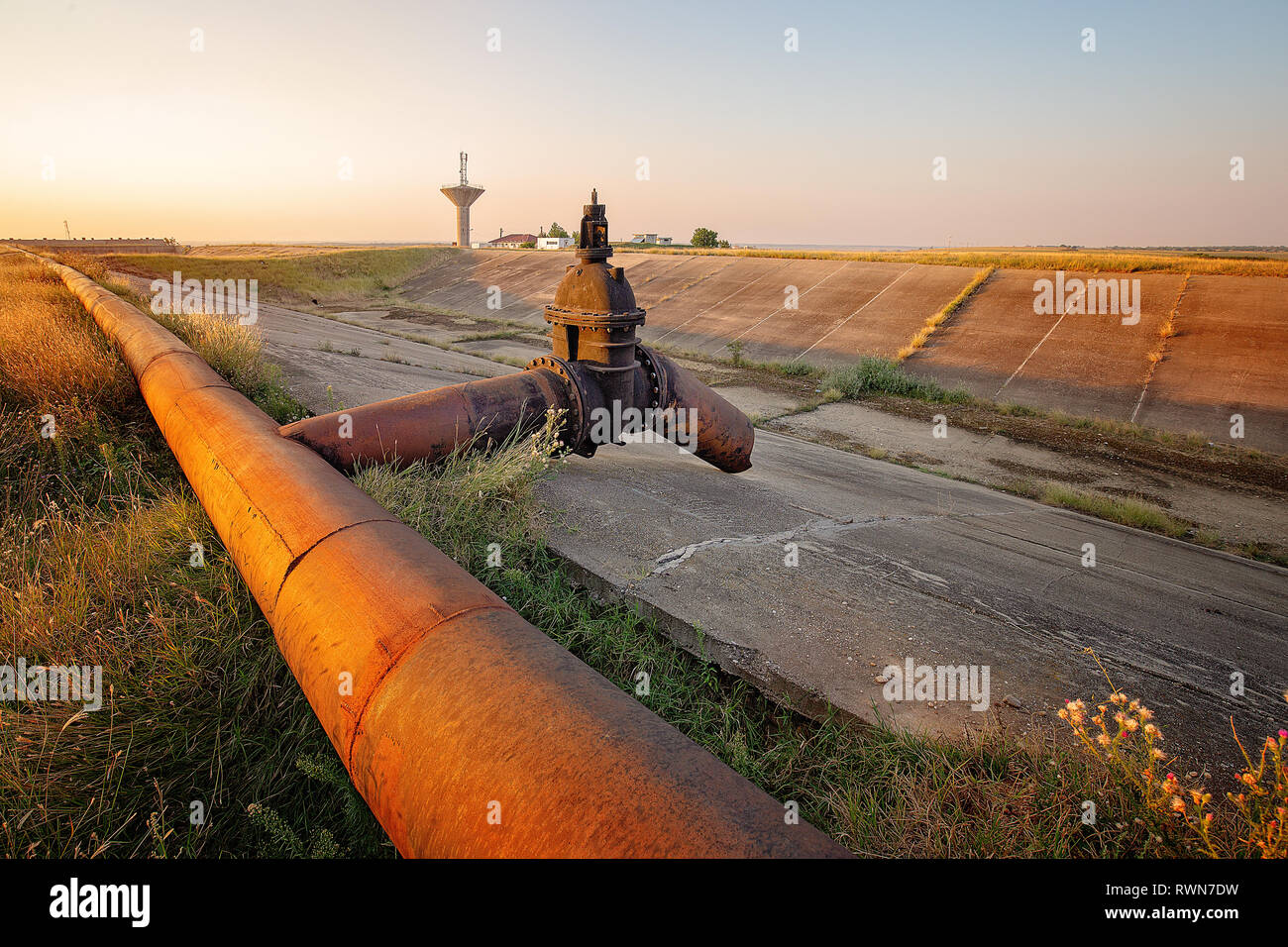 Draganesti-Olt/Romania - 29 agosto 2015: tubi arrugginiti e abbandonate di infrastrutture di irrigazione nella Pianura Romena, lasciata incompiuta dopo la caduta di Foto Stock