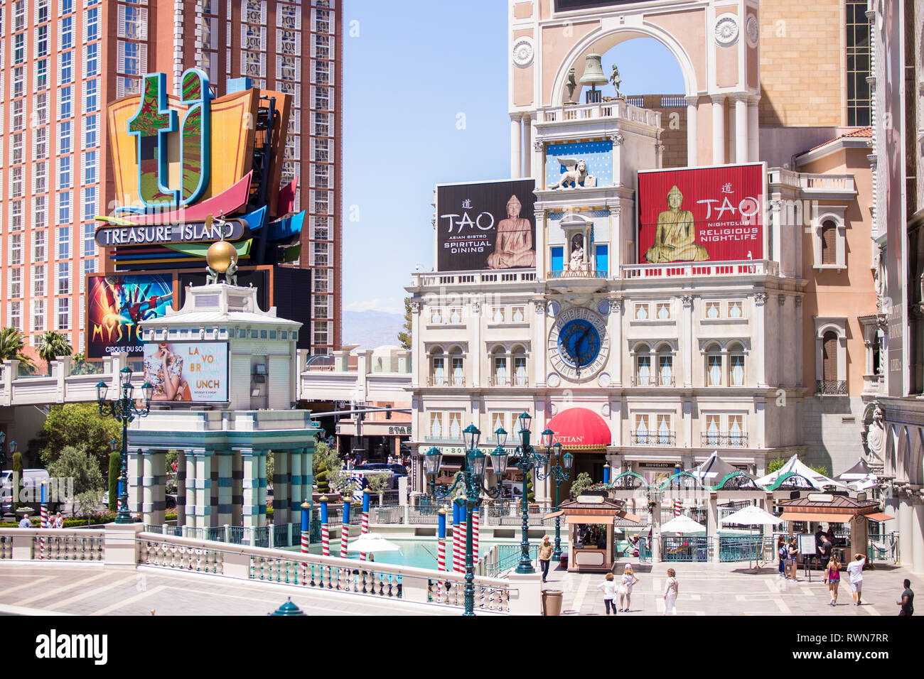 LAS VEGAS, NEVADA - 15 Maggio 2018: Street View di Treasure Island Resort Casino e il Venetian Resort Hotel Casino con segni colorati, Grand Canal un Foto Stock