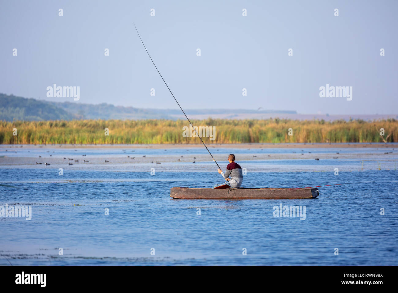 Unidentified pescatore sul Danubio. La Romania Foto Stock