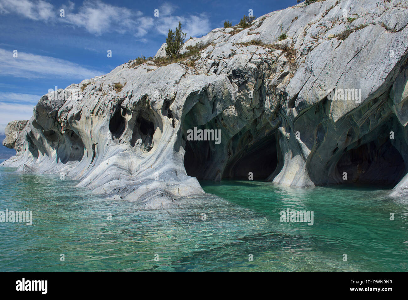 Scolpito rocce erose presso le cave di marmo (Capilla de Marmol) sul Lago General Carrera, Rio tranquilo, Aysen, Patagonia, Cile Foto Stock