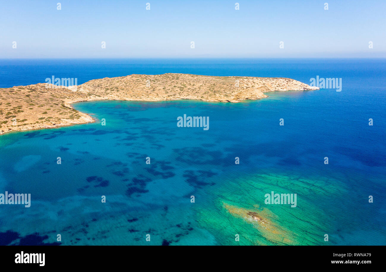 Fantastico Tris Klisies Bay in Isola di Ios, Cicladi Grecia. Spettacolare baia per rilassarsi e godersi il tutto, bellissima natura dell'isola di Ios Foto Stock