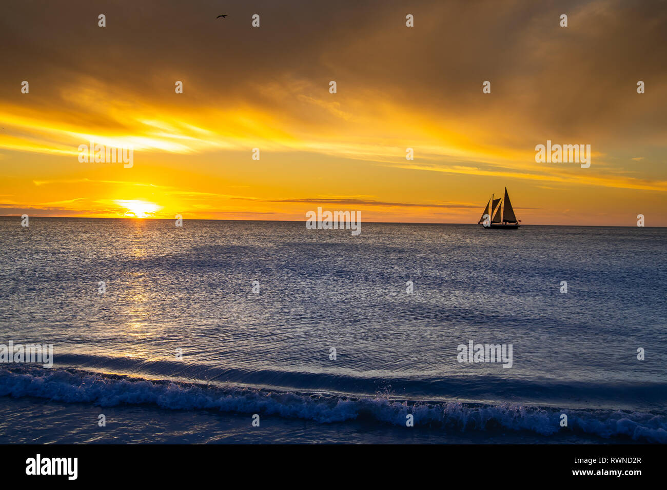 Sotto il cielo caldo, noi vela. Foto Stock