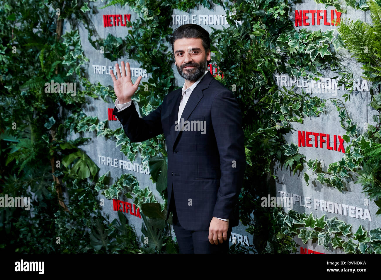 Oscar Isaac assiste la Triple Frontera premiere a Callao luci della città di Madrid. Foto Stock