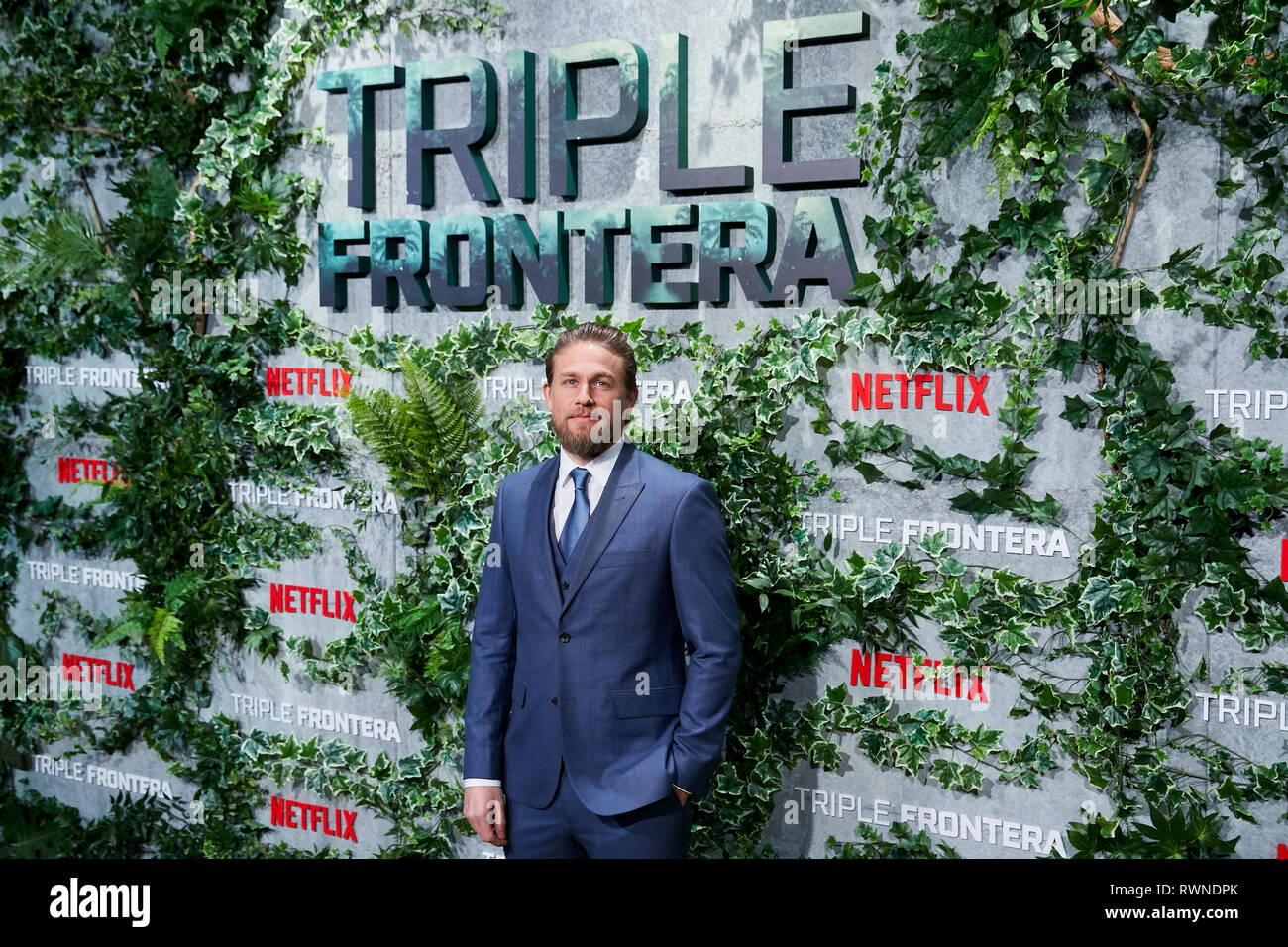 Charlie Hunnam assiste la Triple Frontera premiere a Callao luci della città di Madrid. Foto Stock