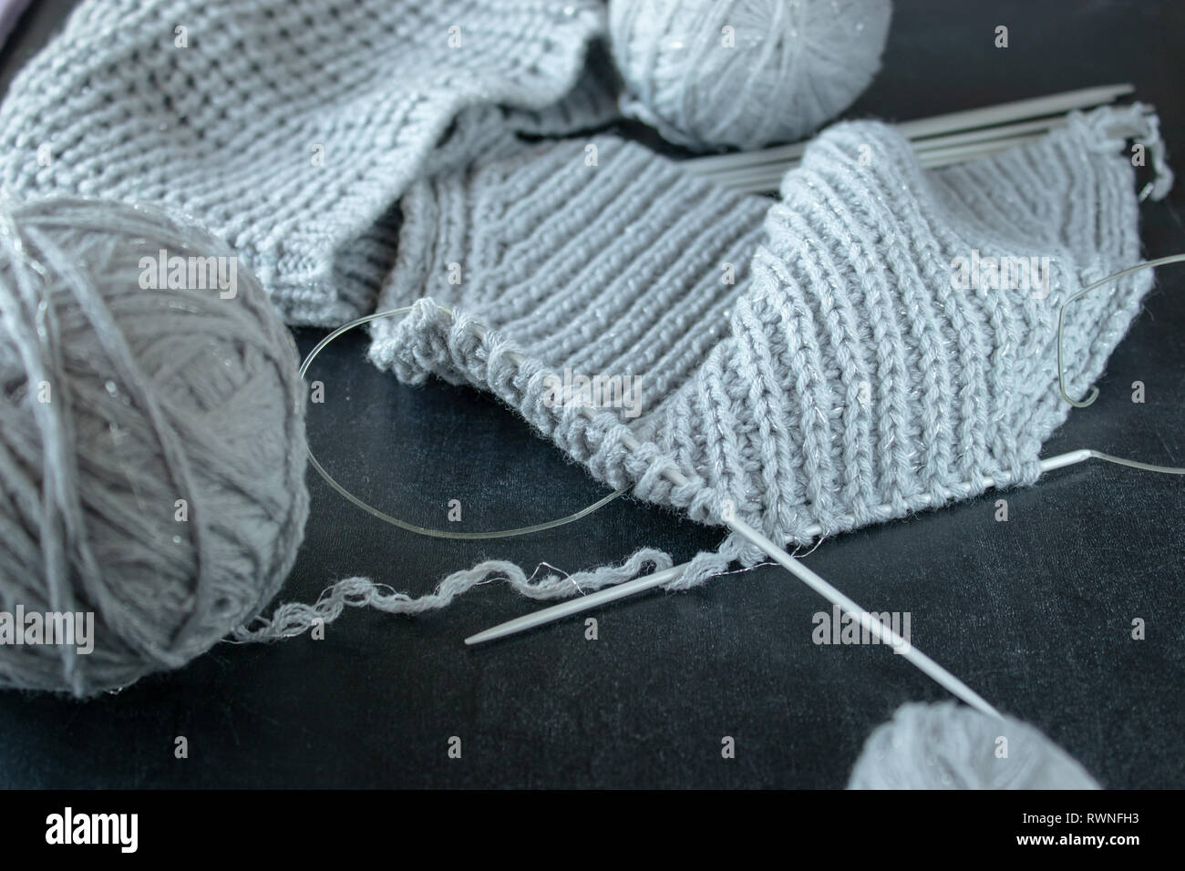 I prodotti lavorati a maglia su uno sfondo nero di close-up. Foto Stock