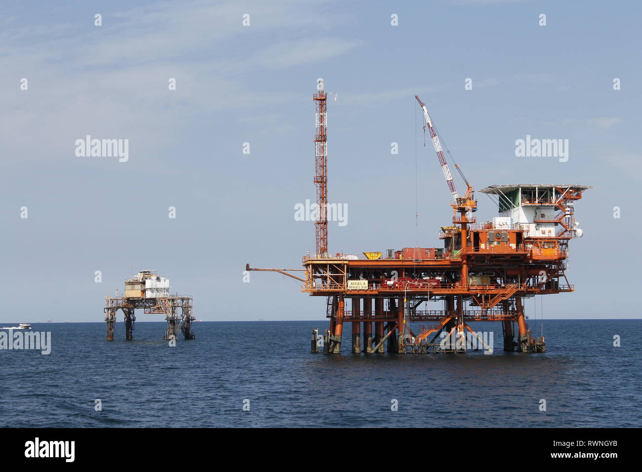 Offshore Oil e piattaforma di gas sull'oceano Foto Stock