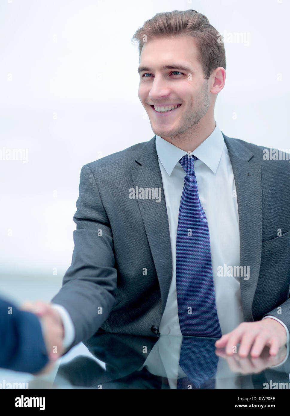 Gli uomini d' affari rendendo stretta di mano. Il concetto di business. Foto Stock