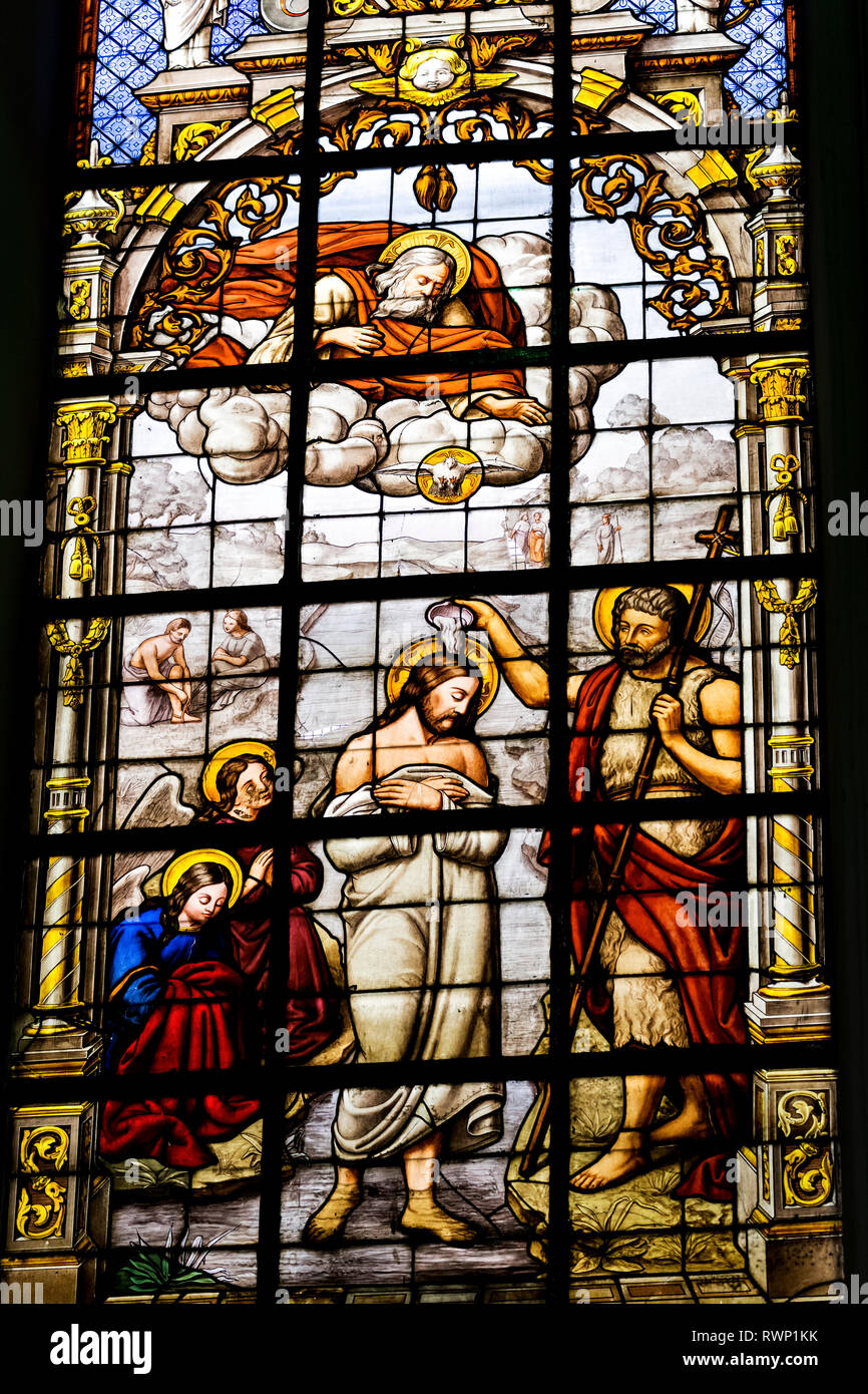 Il vetro macchiato la finestra della chiesa del battesimo di Cristo; Bruxelles, Belgio Foto Stock