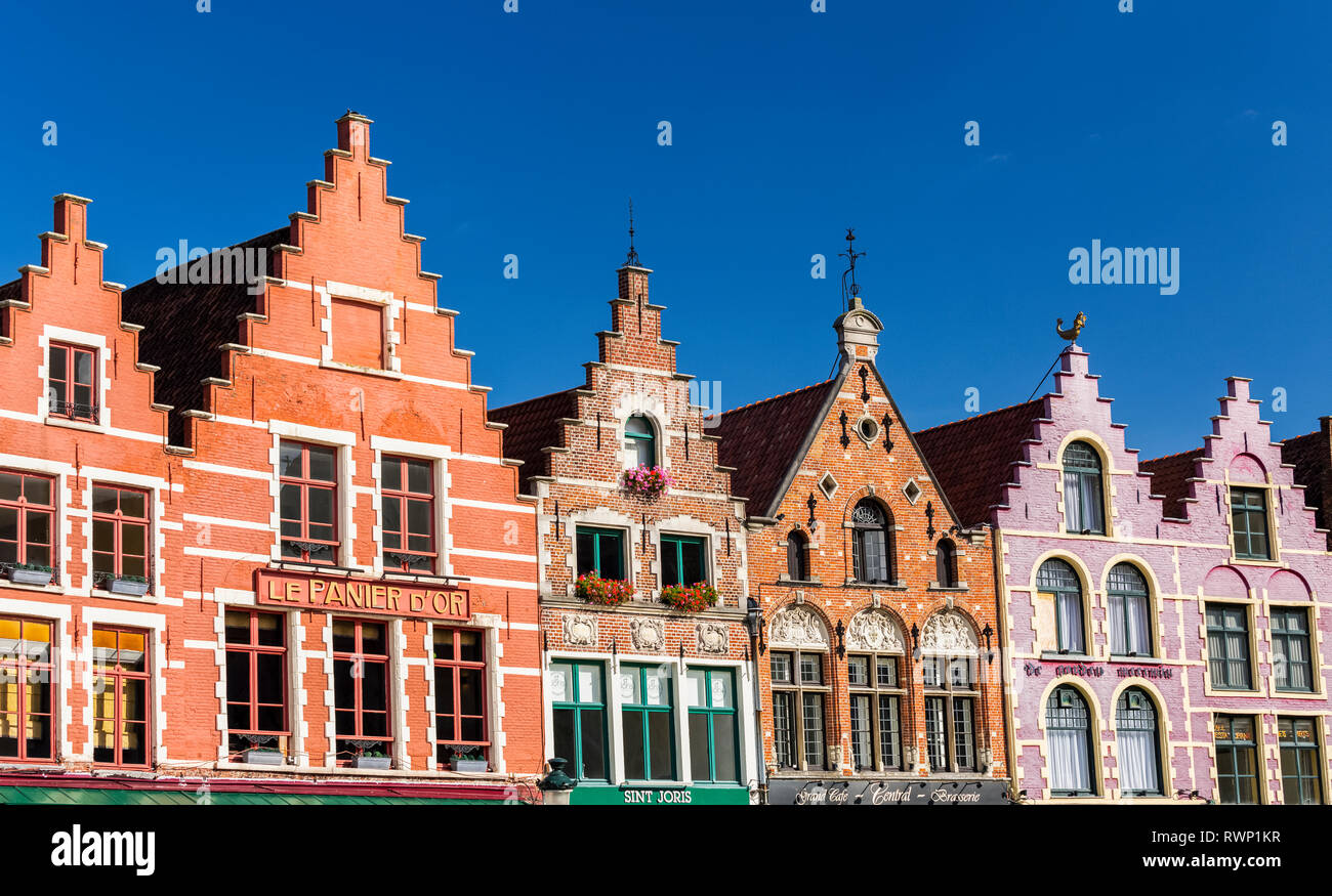 Colorate facciate di edifici con il picco rooflines ed un cielo blu; Bruges, Belgio Foto Stock