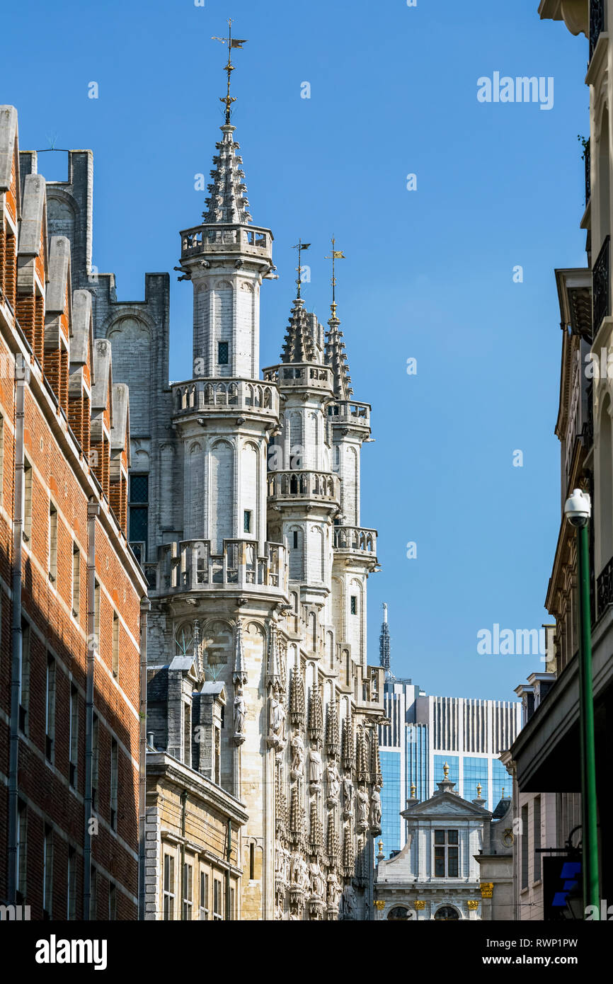 Edificio alto spires su edificio decorativo con cielo blu; Bruxelles, Belgio Foto Stock