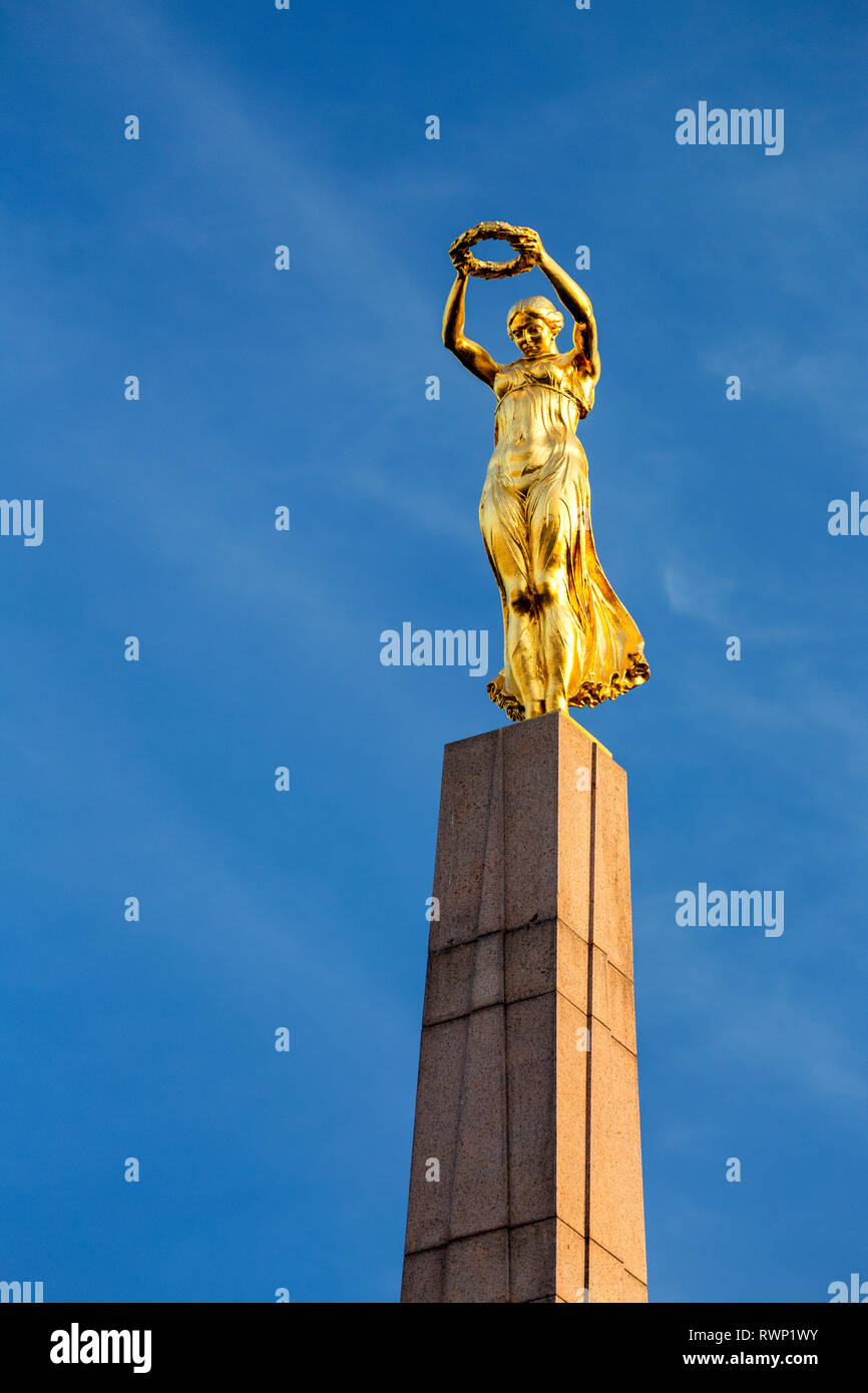 Close-up di statua d'oro sulla sommità del monumento di ricordo contro il cielo blu; città di Lussemburgo, Lussemburgo Foto Stock