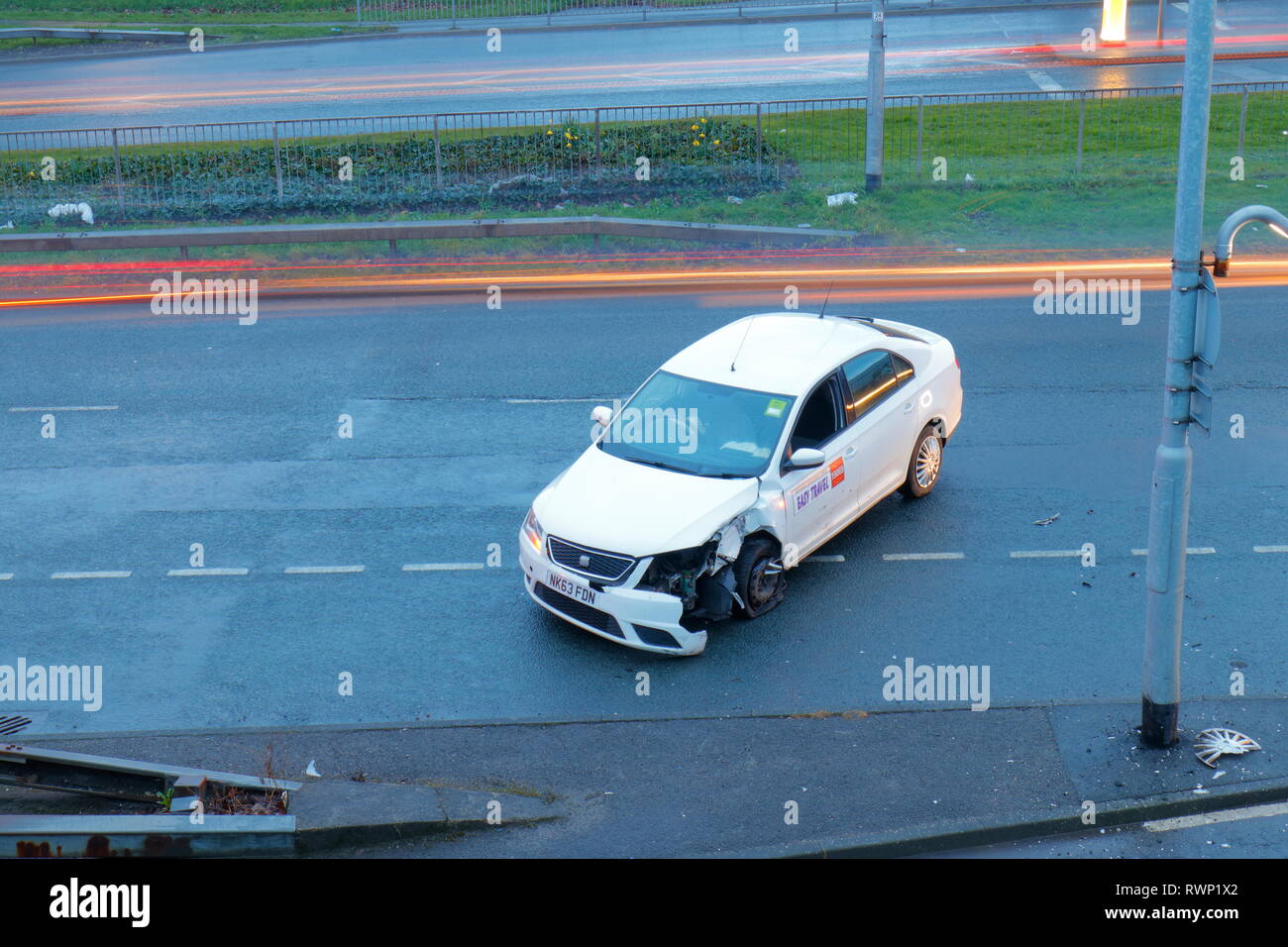 Seguito da un privato auto a noleggio, di scontrarsi con una barriera di protezione. Foto Stock