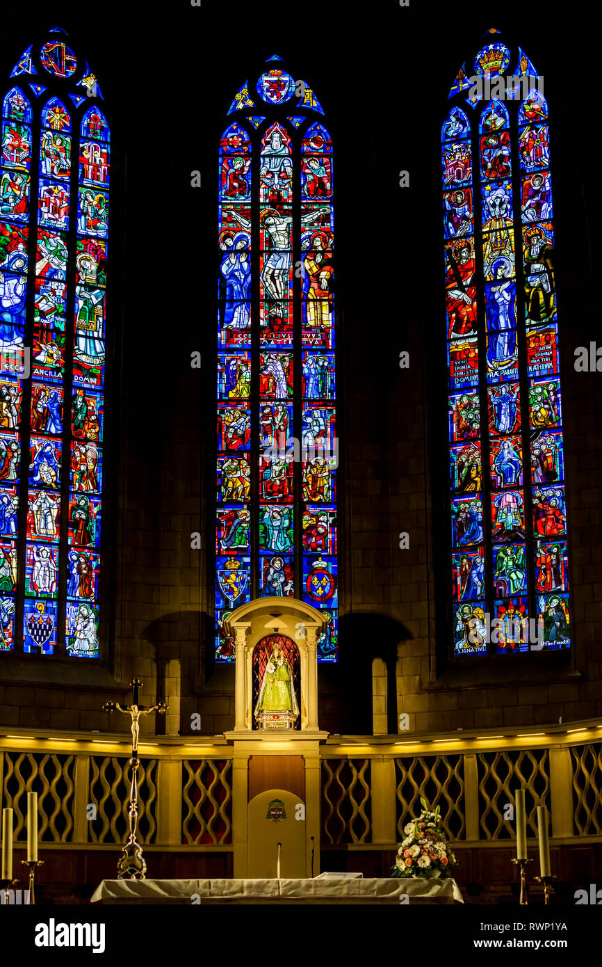 Più alte vetrate Vetrate di chiesa con la statua della Vergine Maria e il bambino; città di Lussemburgo, Lussemburgo Foto Stock